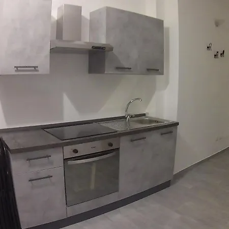 Monolocale Giulio Cesare 公寓 *